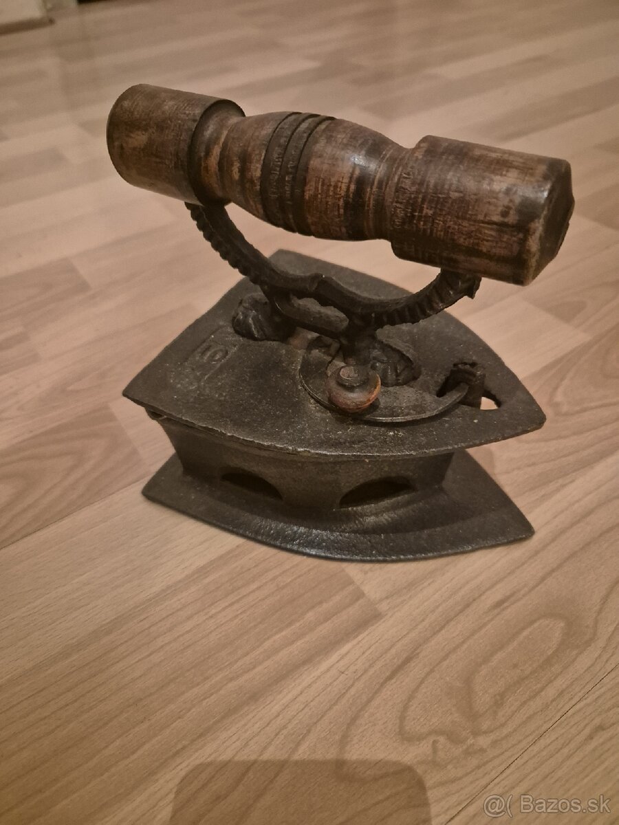 STAROŽITNÁ ŽEHLIČKA