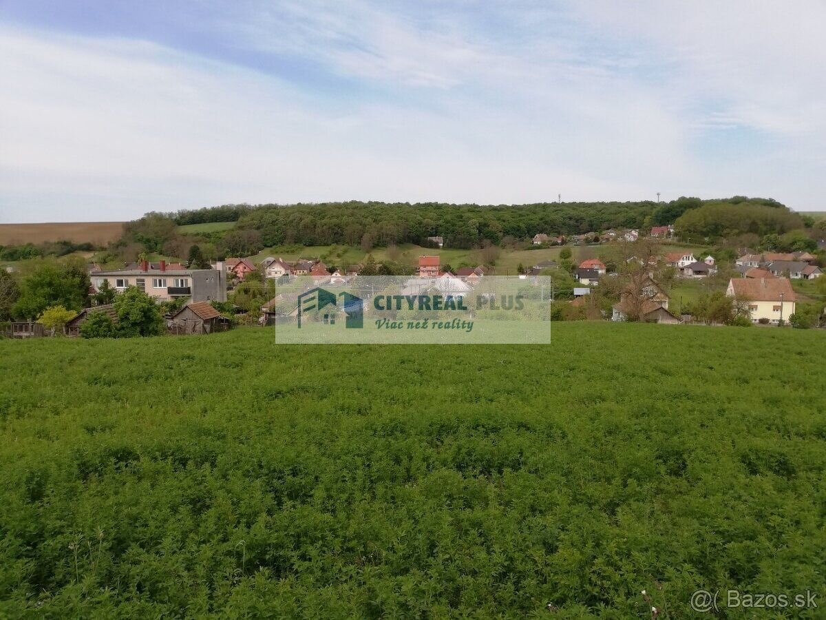 Ponúkame na predaj pozemok v obci Čechy