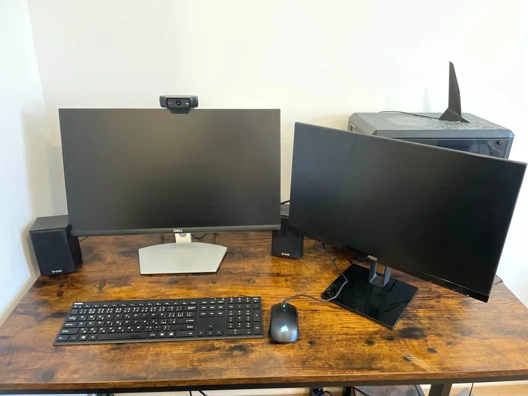 Kompletný PC setup – 2 monitory + počítač + príslušenstvo