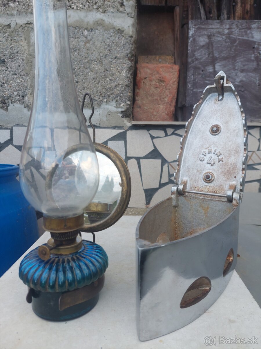 Starožitna lampa a žehlička