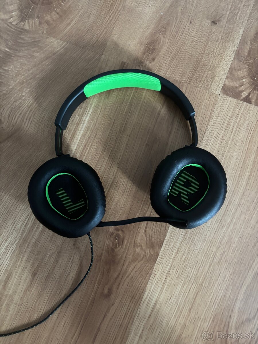 Herne slúchadla s mikrofónom JBL používané bez krabice.
