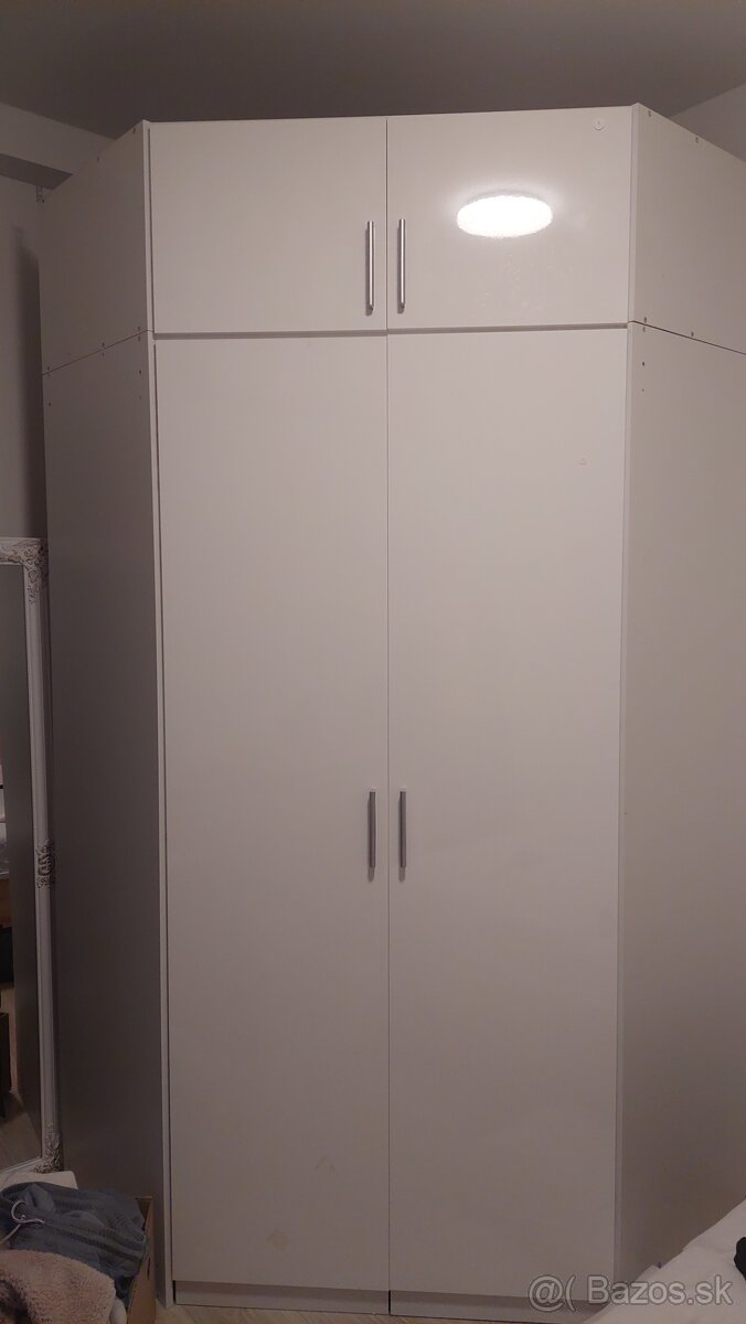 Krasna rohova skrina s vysokym leskom