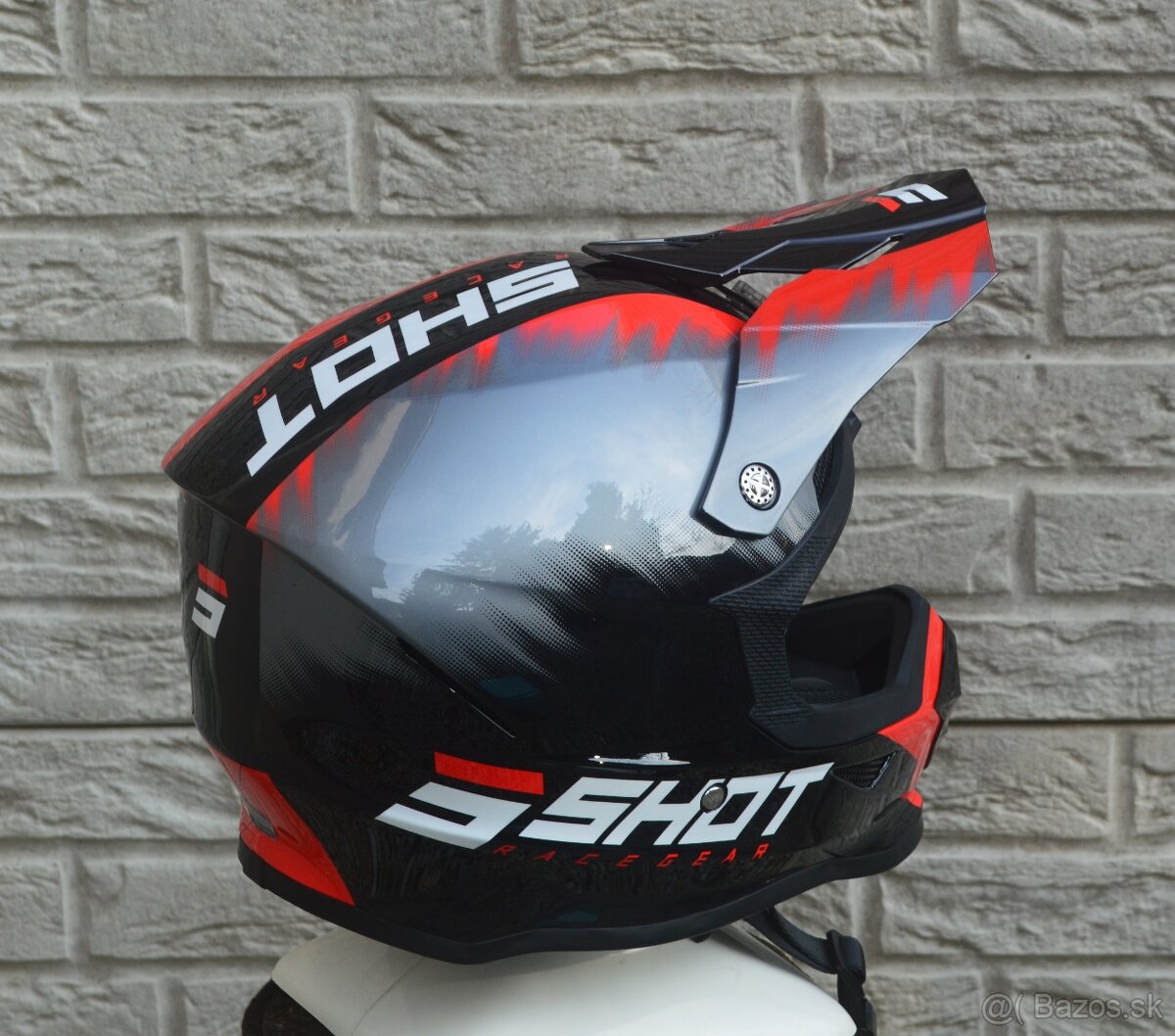 prilba helma shot čierna červená šedá