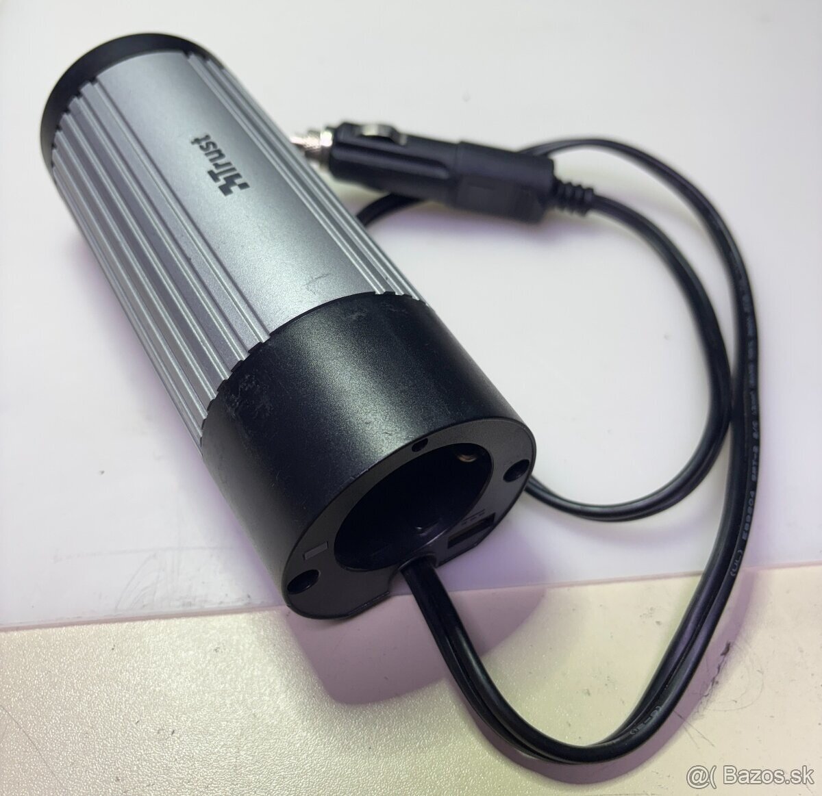 Menič napätia do auta Trust 230V + USB
