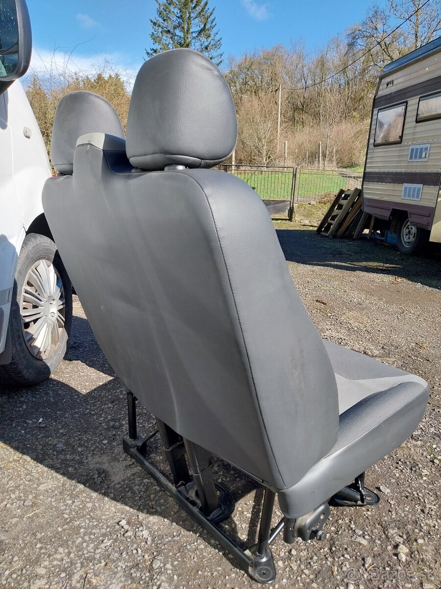 Opel Vivaro Renault Trafic Nissan primastar sedačku