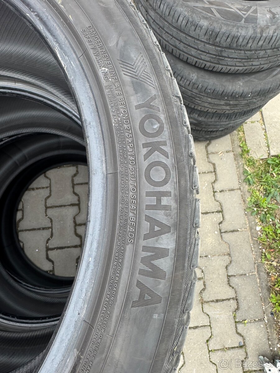 275/40R21 107W