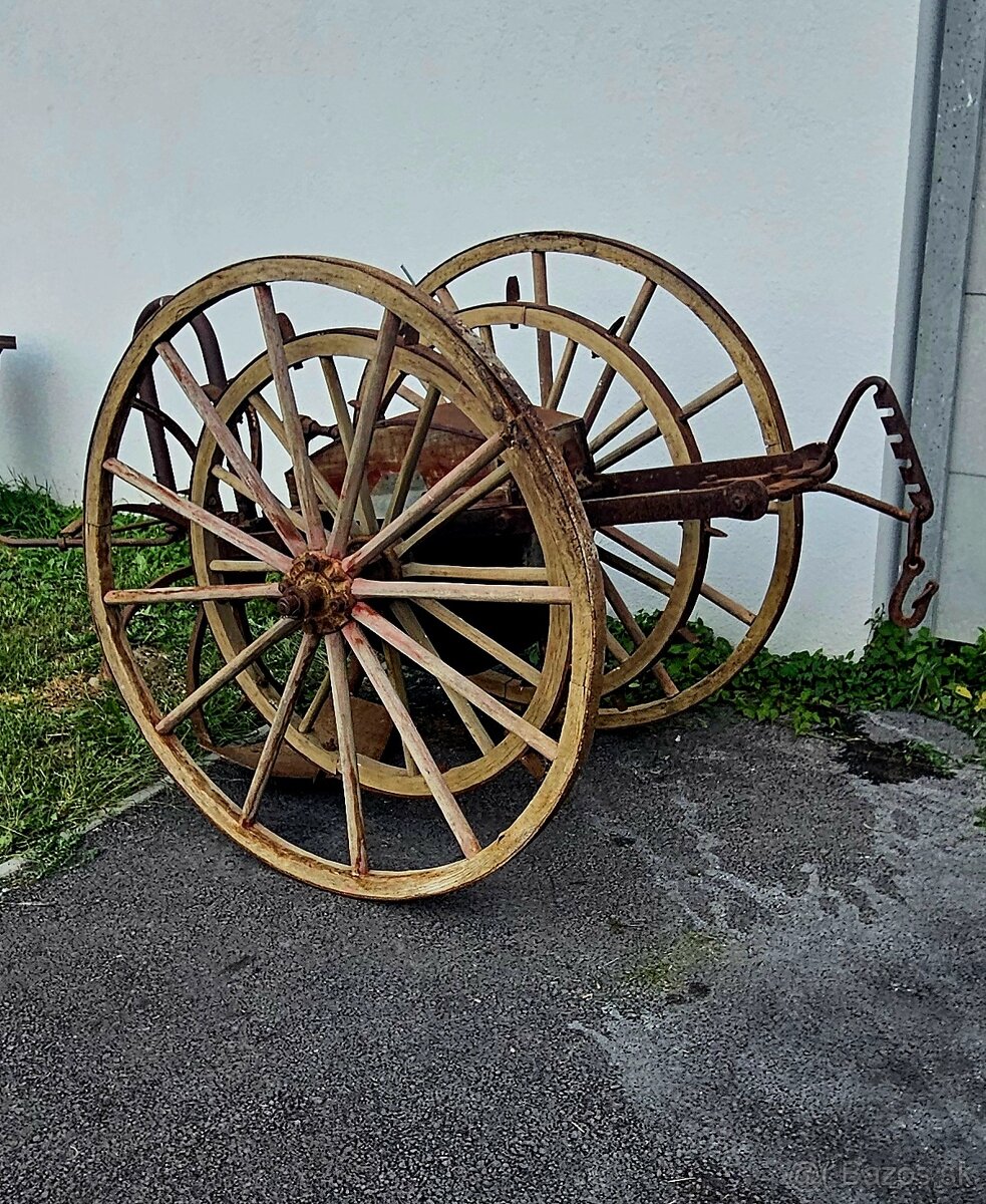 110 rokov starý vyorávač zemiakov. drevené kolesá