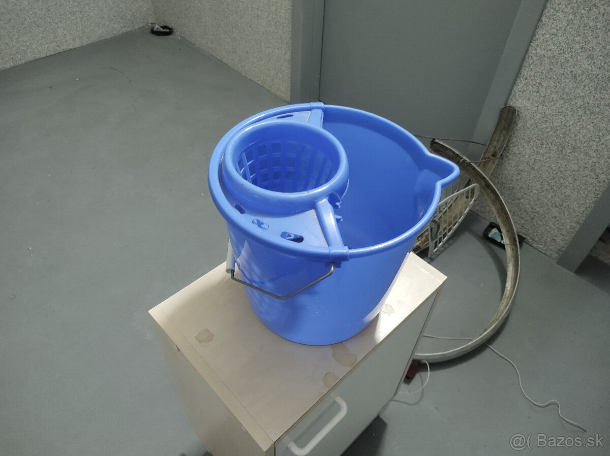 (21) Vedierka a veci na umývanie