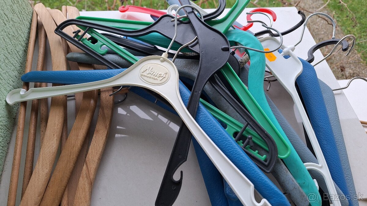 Predam vešiaky,stoličky,šamlík,ventilátor,fén ROWENTA