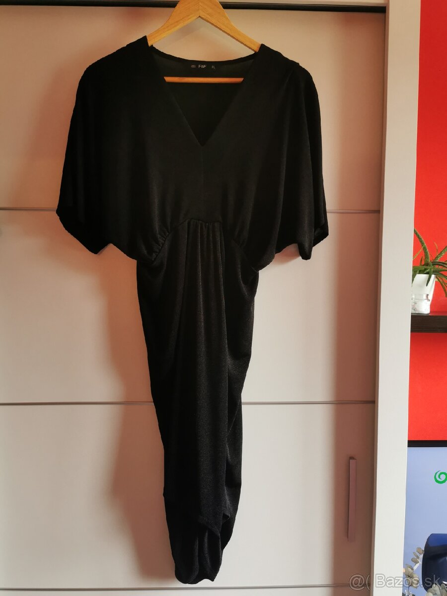 Čierne šaty s rozparkom