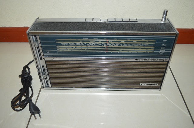 predam stare radio GRUNDIG
