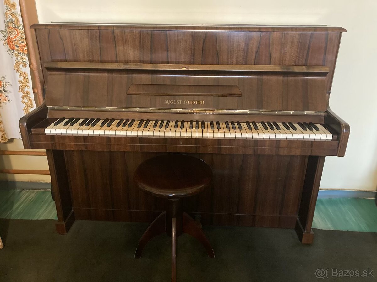 Pianino August Förster (r. 1941)