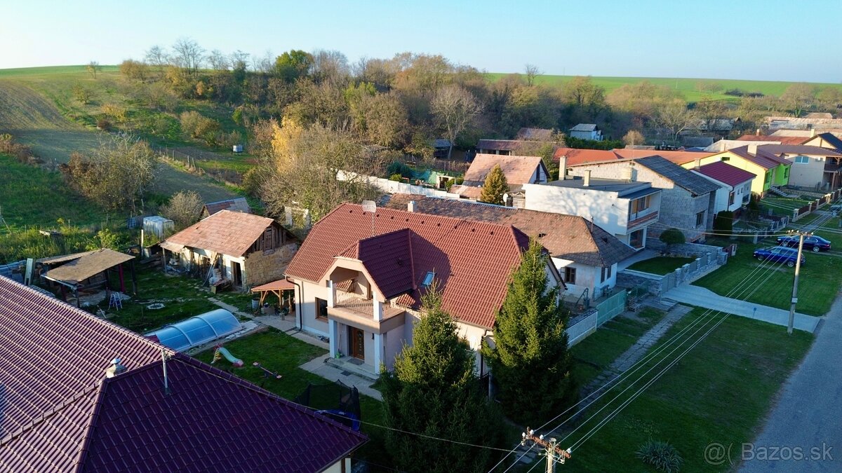 4i rodinný dom s bazénom a vedlajšou podpivničenou stavbou