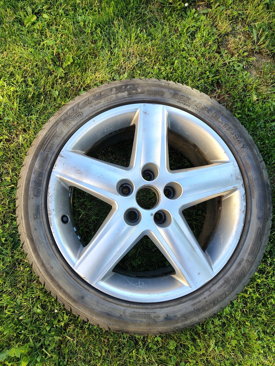 235/45 R17