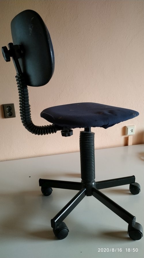Otočná polohovacia stolička na kolieskach