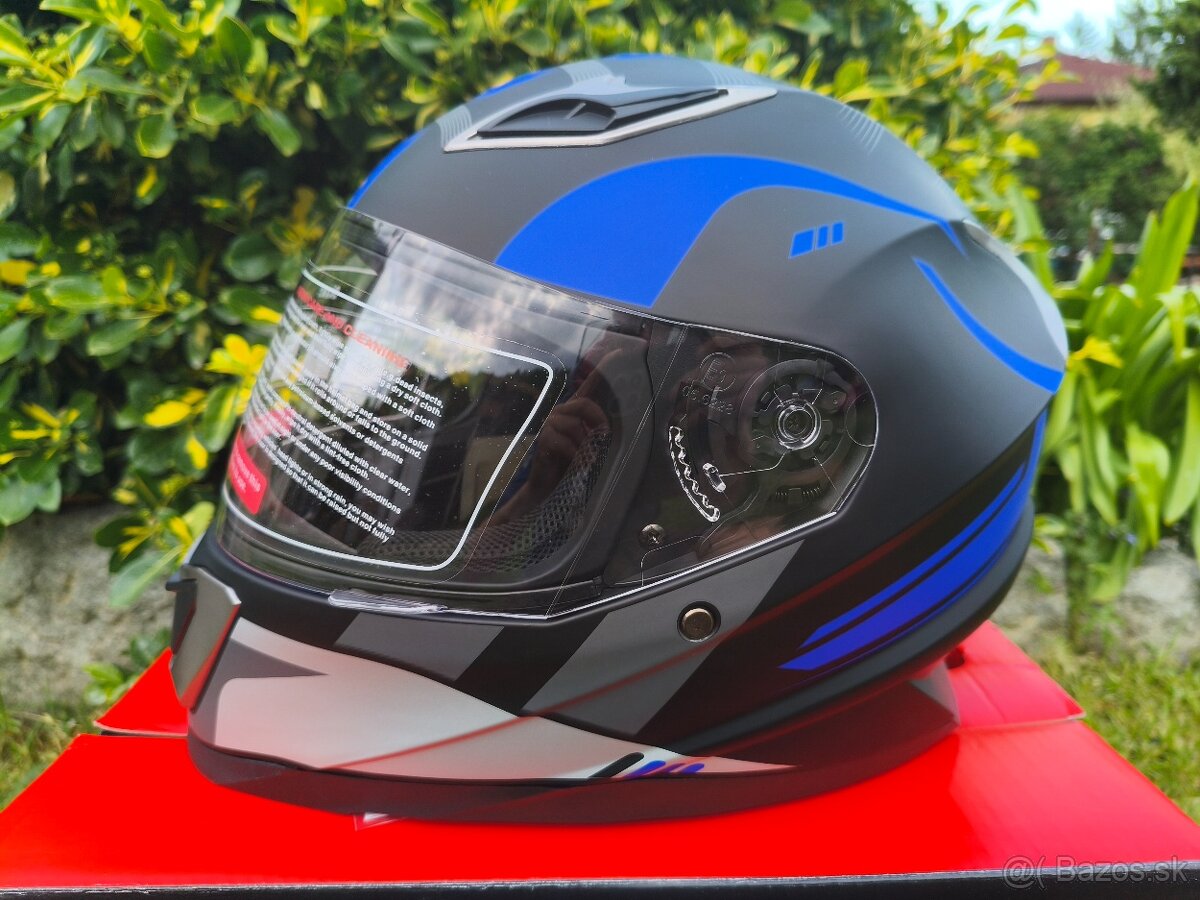 Přilba na motorku. Nová