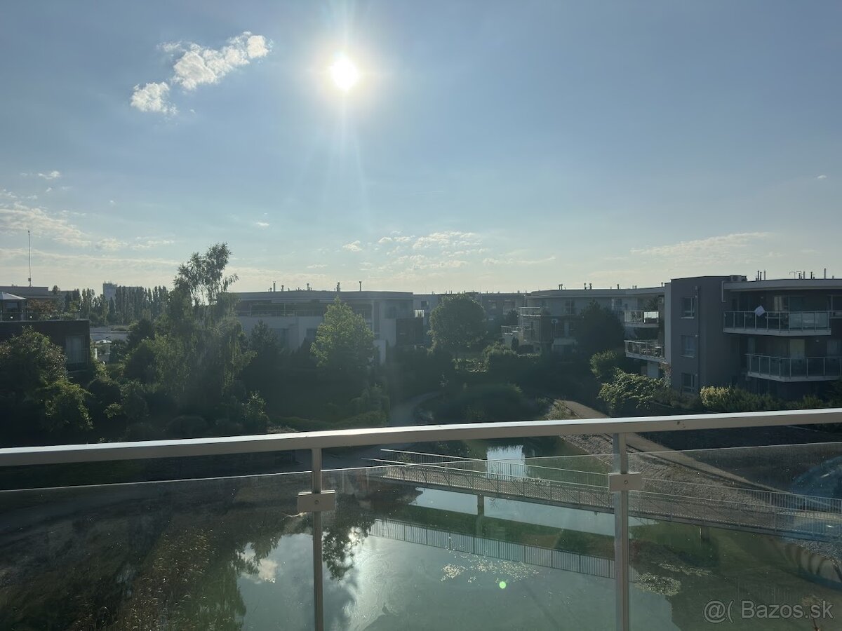 Senec Gardens – 3i byt s terasou a výhľadom na jazero