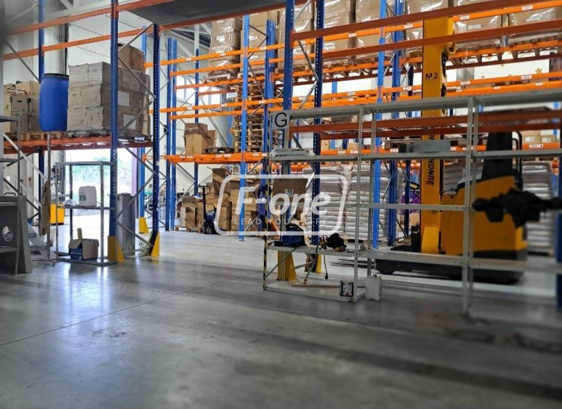 Prenájom | Skladový priestor s regálmi