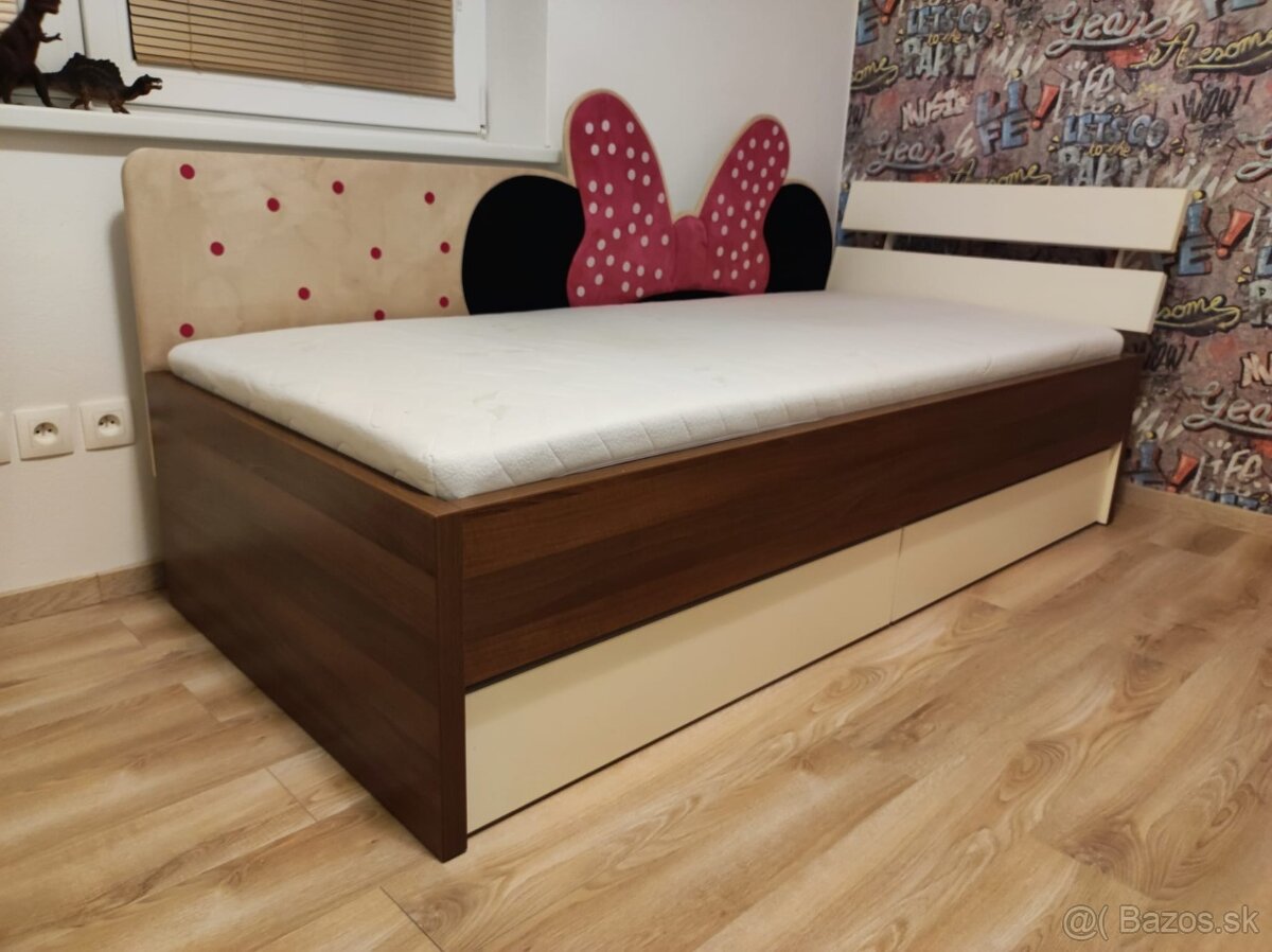 Postele, komoda, poličky, postielka...