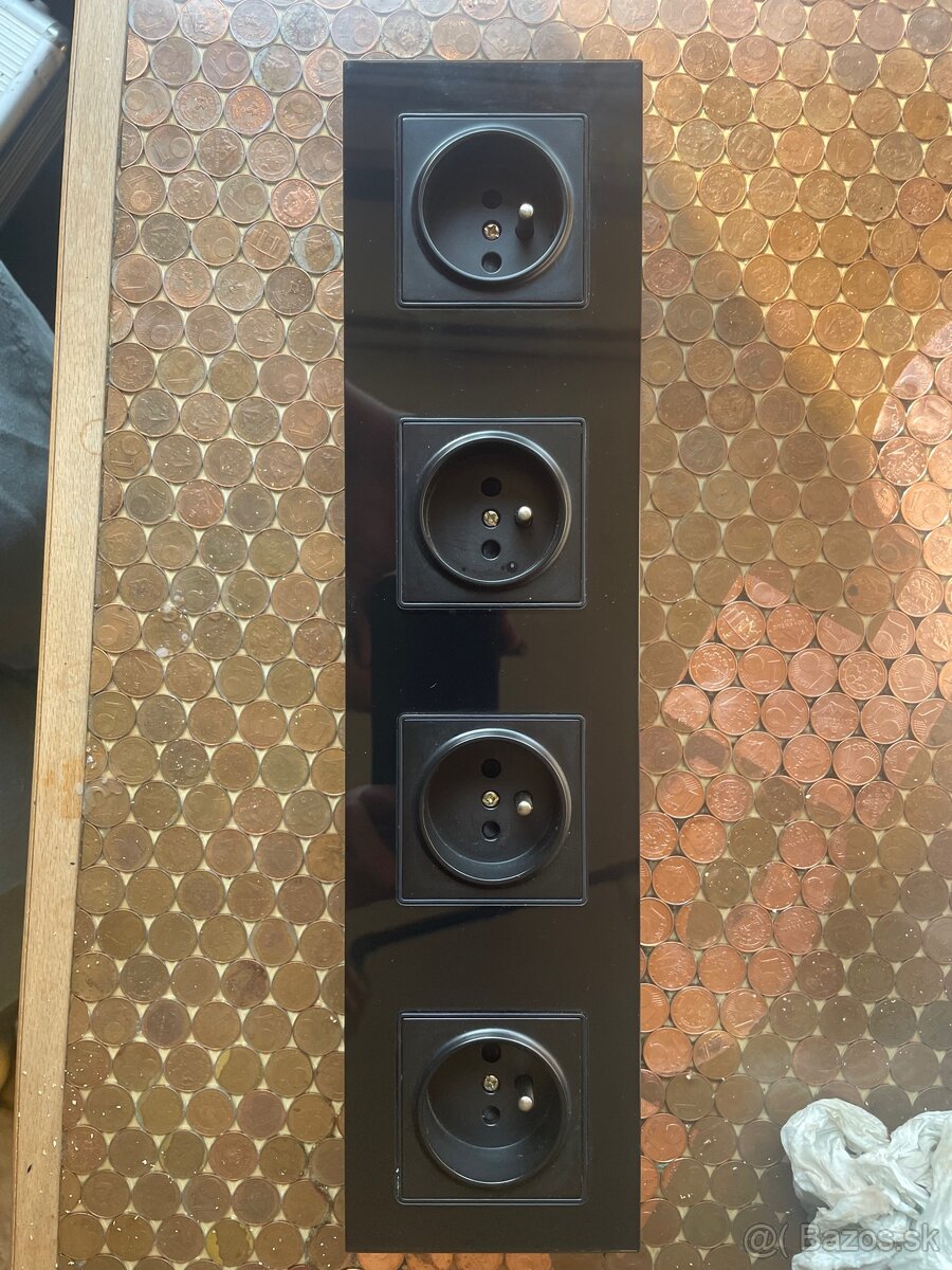 Zásuvka štvorka sklenená čierna