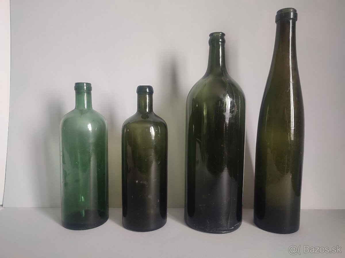 Staré zelené fľaše.