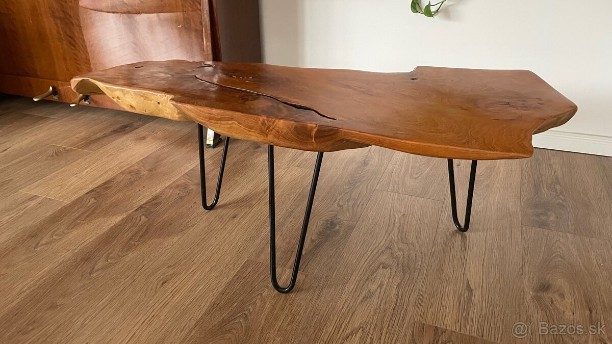Dizajnový konferenčný stolík z masívu.