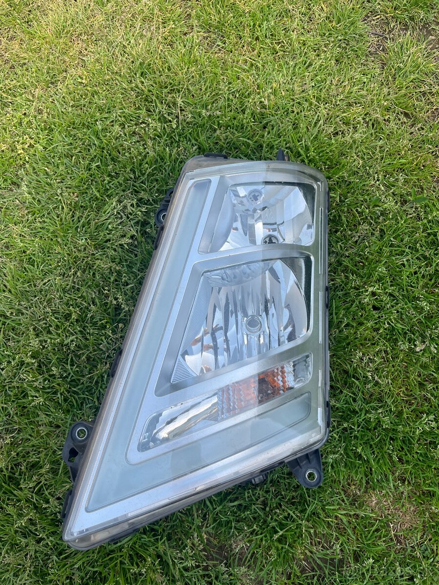 Svetlo Volvo FH4 2018 Halogen