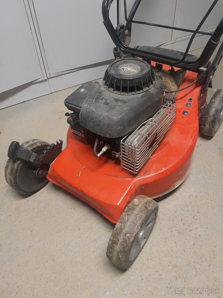 Benzínová kosačka s pojazdom.