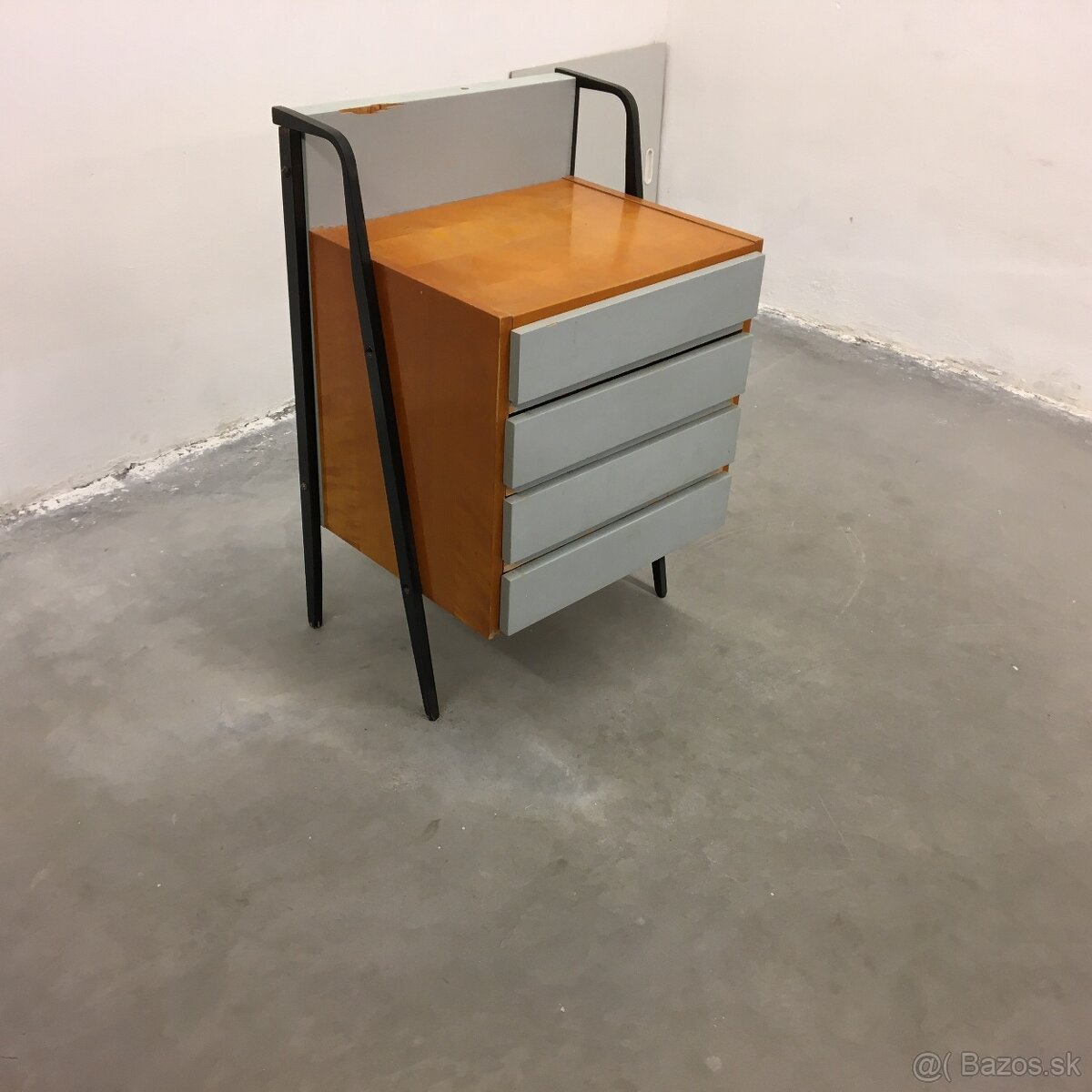Retro komoda skrinka Tatra Nabytok nocny stolik