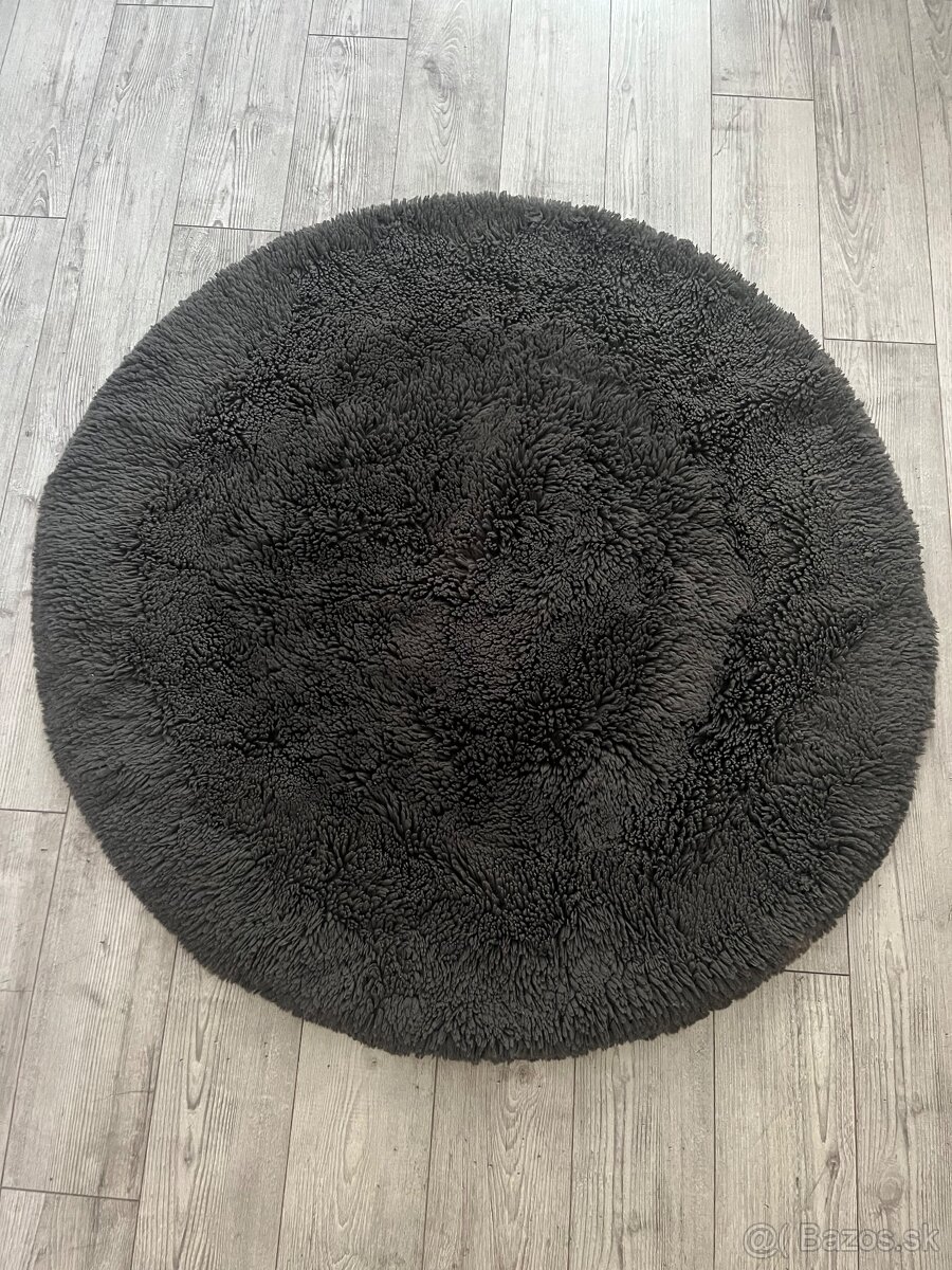 Krásny šedý kruhový koberec