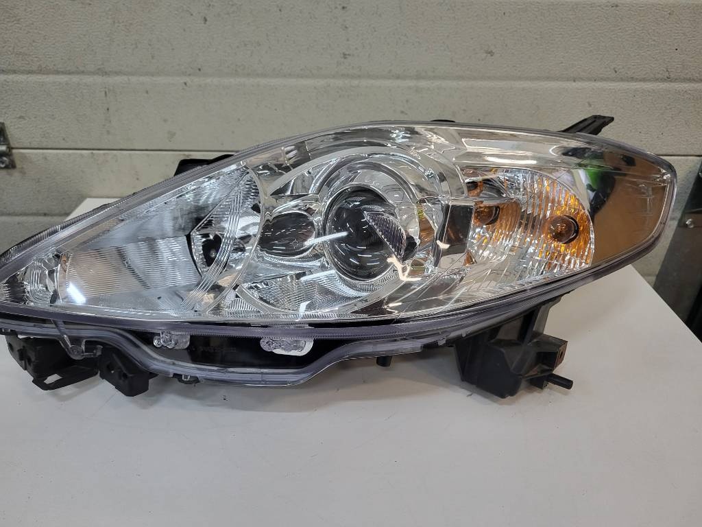 Mazda 5 lave predne svetlo nove