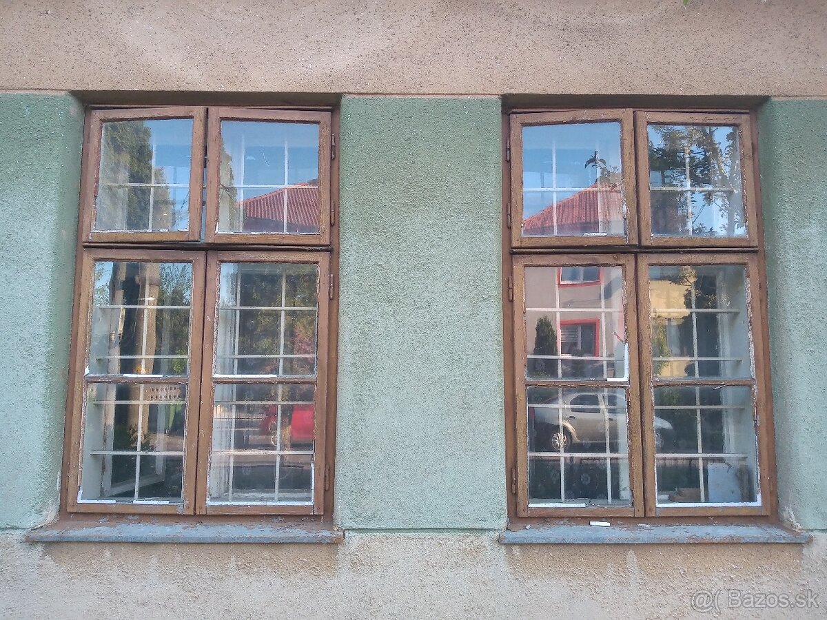 Staré okná s mrežami