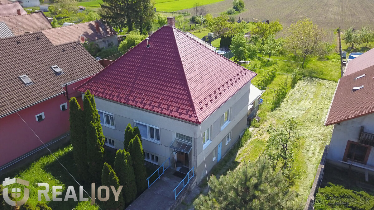 Ponúkame na predaj rodinný dom s garážou a veľkým pozemkom v
