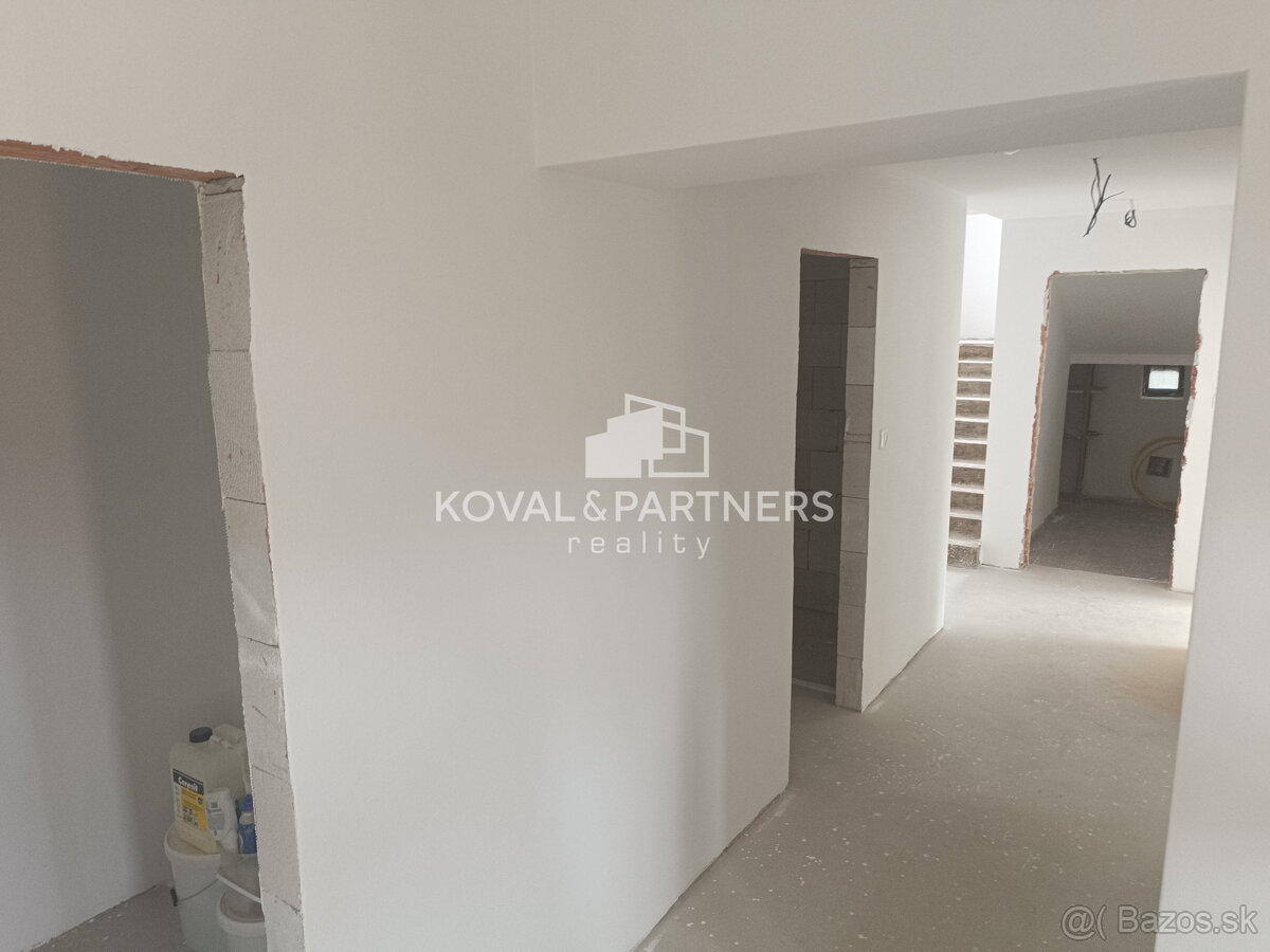 4-izbový poschodový rodinný dom na veľkorysom pozemku - Čeľa