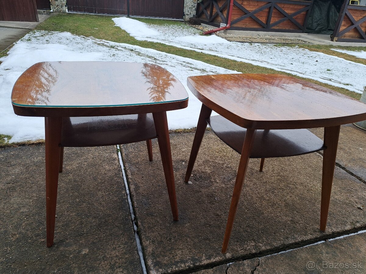 Staré stolíky a kreslo