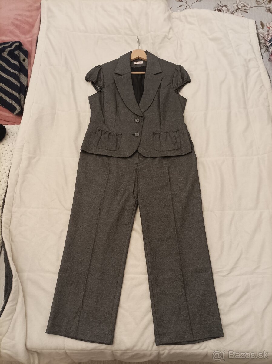 Šedí, lesklý dámsky kostým