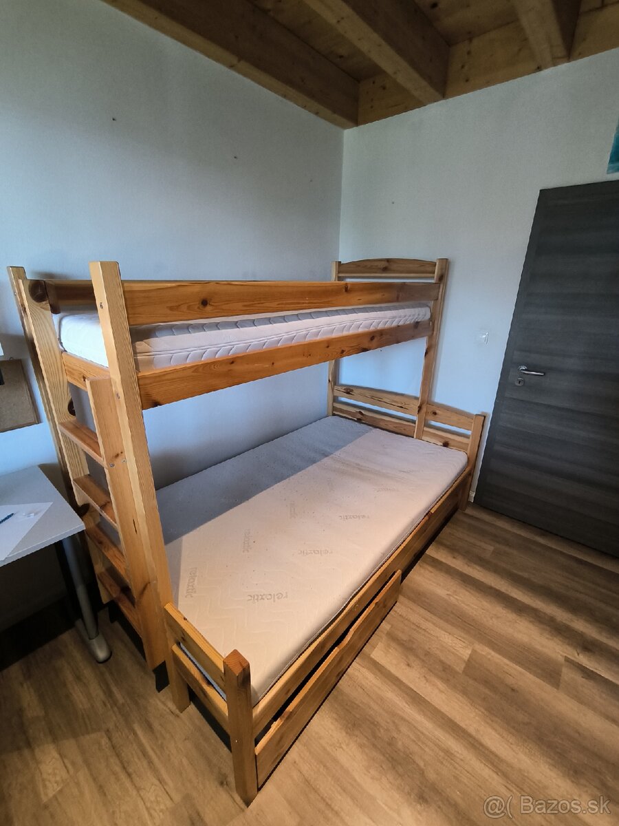 Predám poschodovú posteľ pre 3 osoby.
