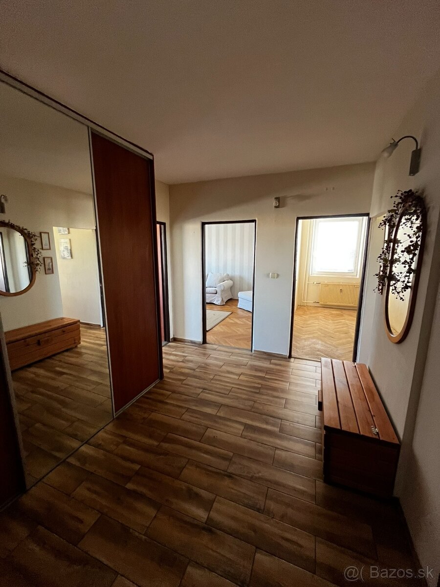 Prenájom 4 izbový byt Levice