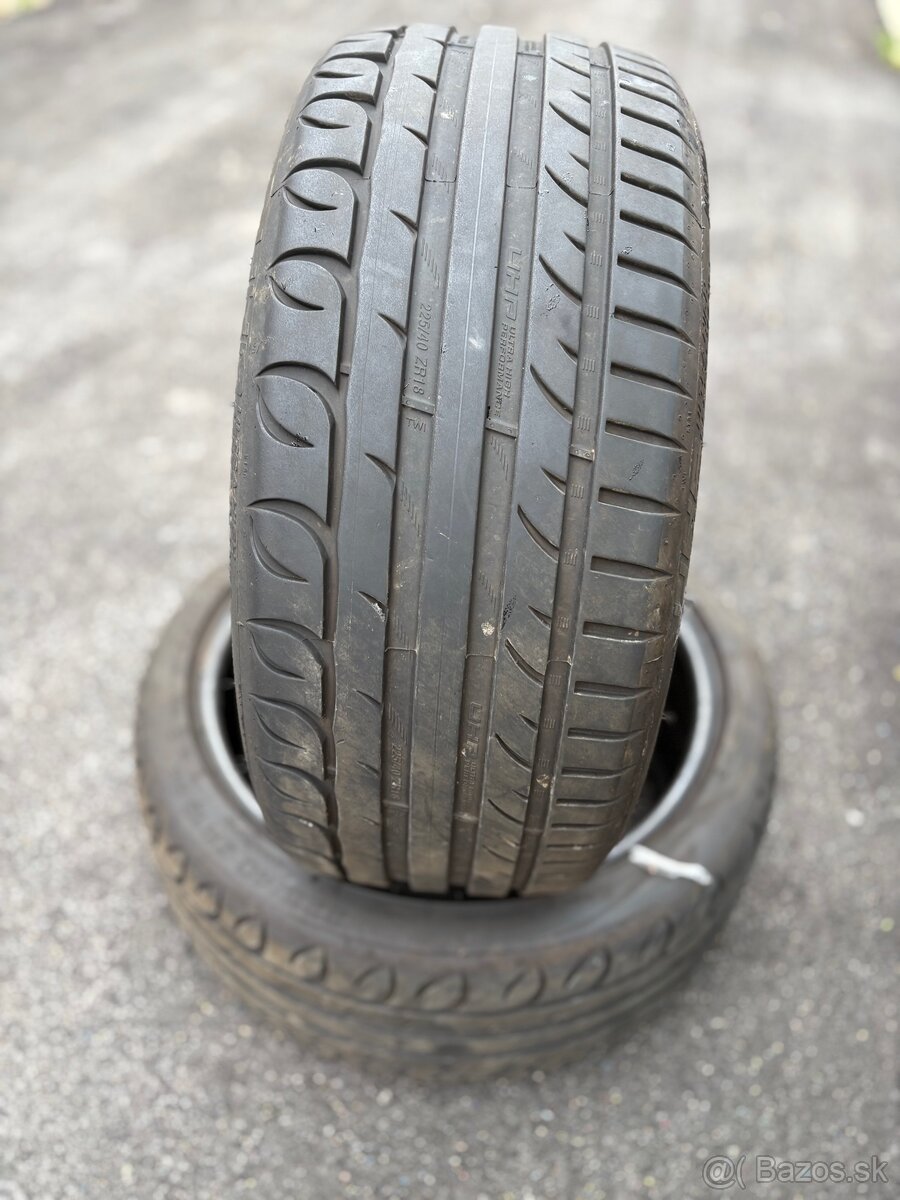 225/40R18