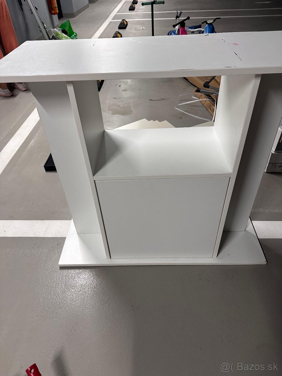 Stolík pod akvarium