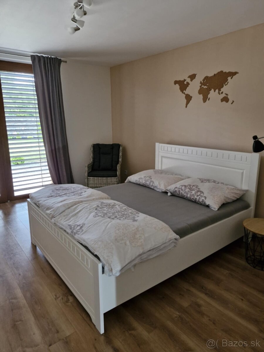 Biela drevená posteľ TIROL s matracami