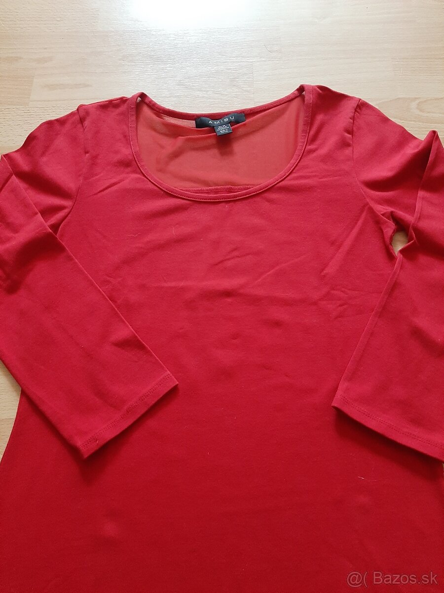 Červené šaty Amisu