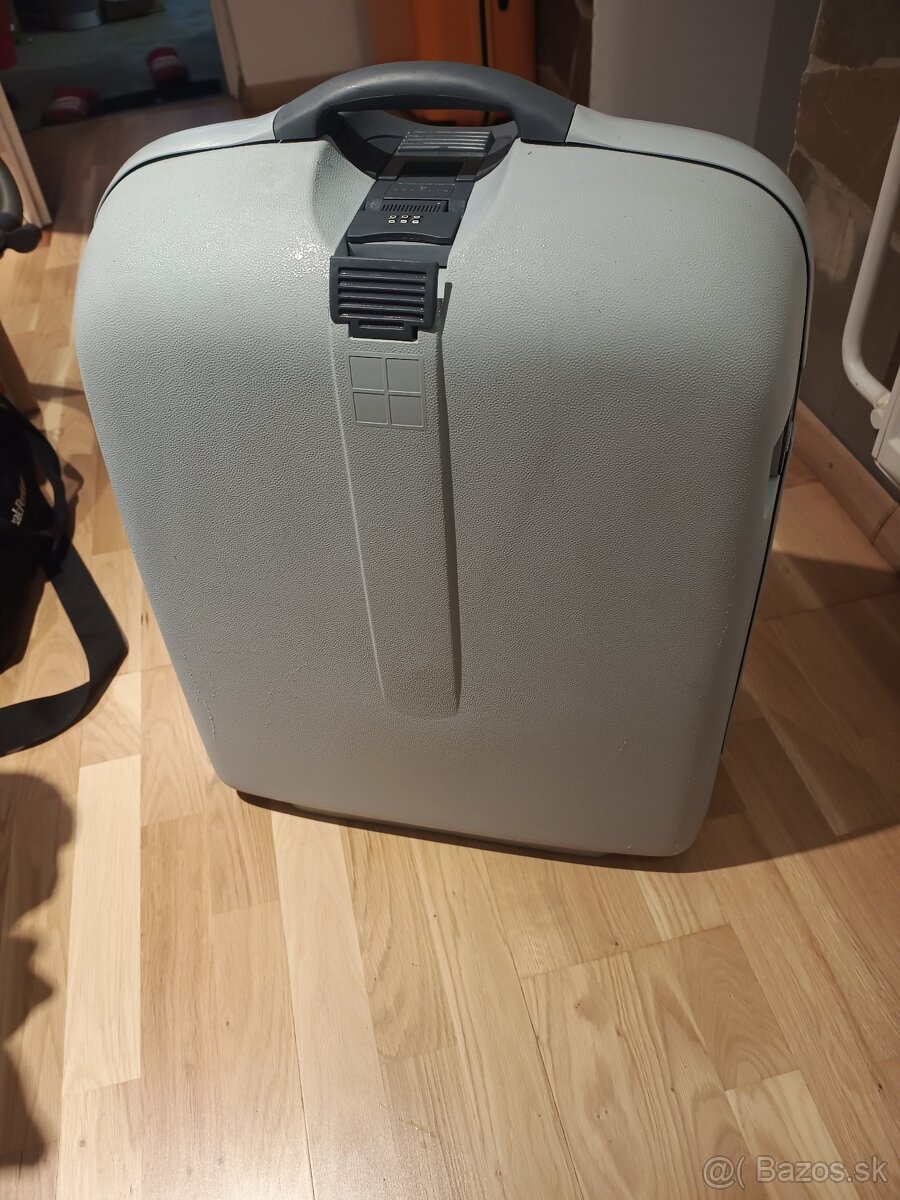 Predám cestovný kufor Benetton.