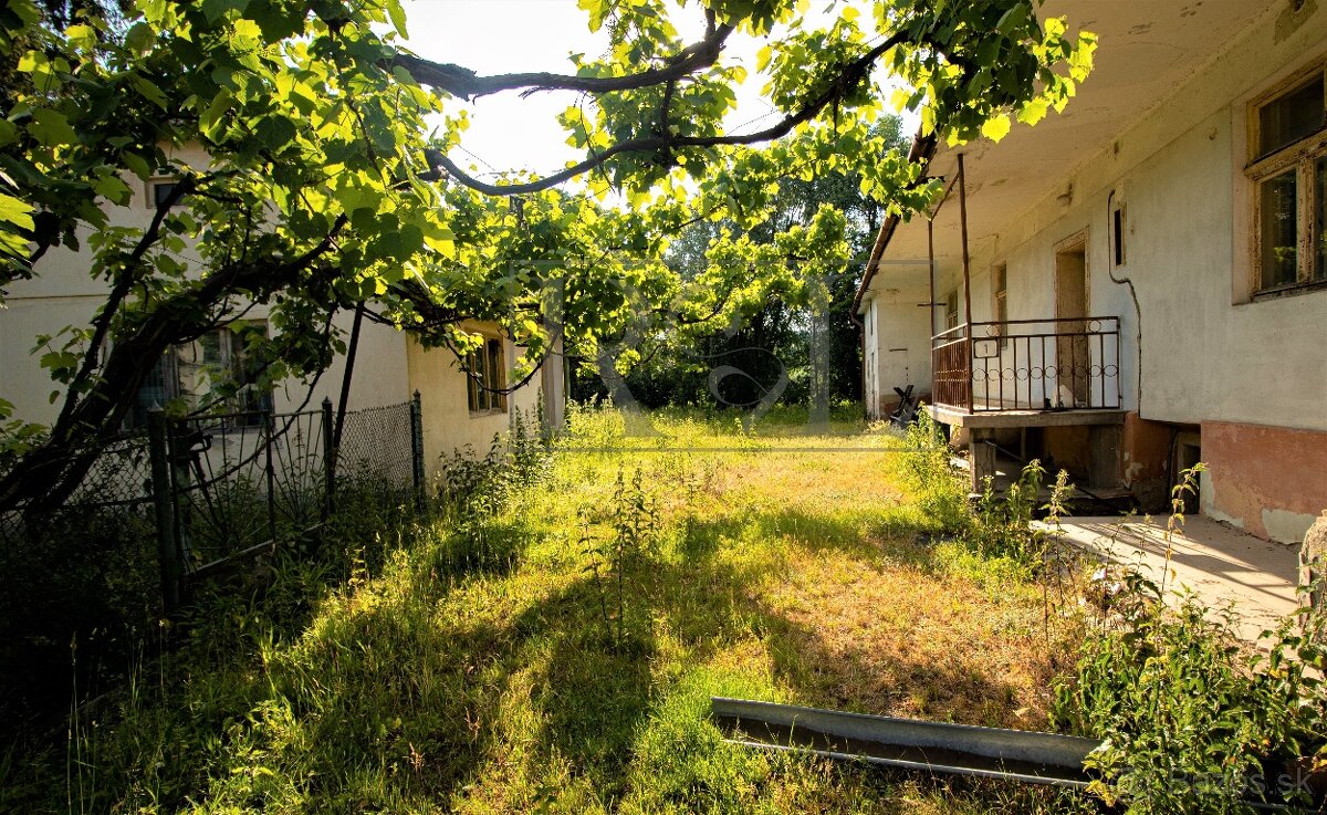 Pozemok 2078 m2 so starším domom, Blažice