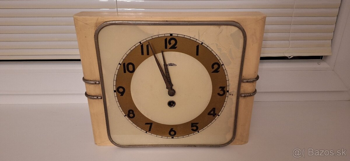 Nástenné hodiny PRIM z roku 1957