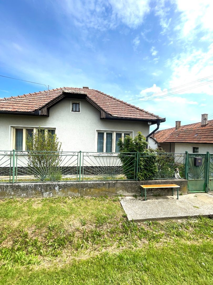 PREDAJ vidieckeho domu vo Farnej – pokojné bývanie s krásnym