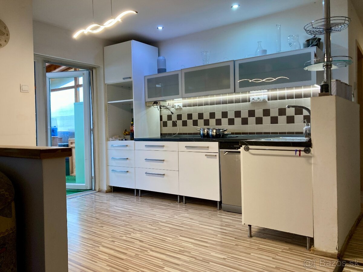 4-izbový rodinný dom s terasou, Nová Stráž, 728 m2