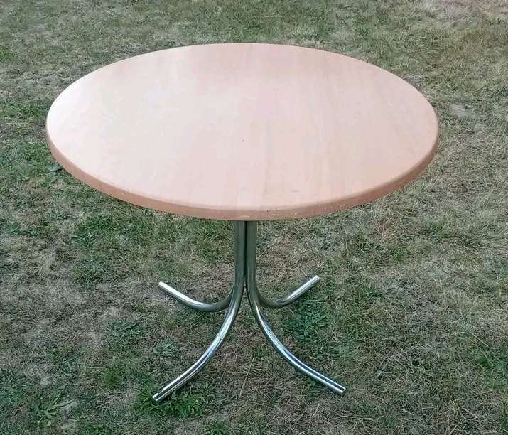 Okrúhly stôl, rozkladací stôl Halabala.