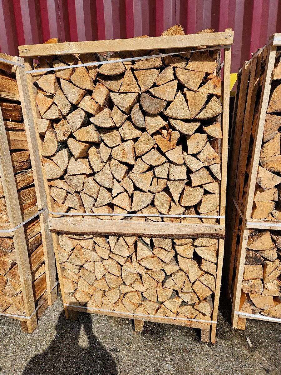 Predám štiepané palivové drevo SMREK 33cm, 1,8 m³