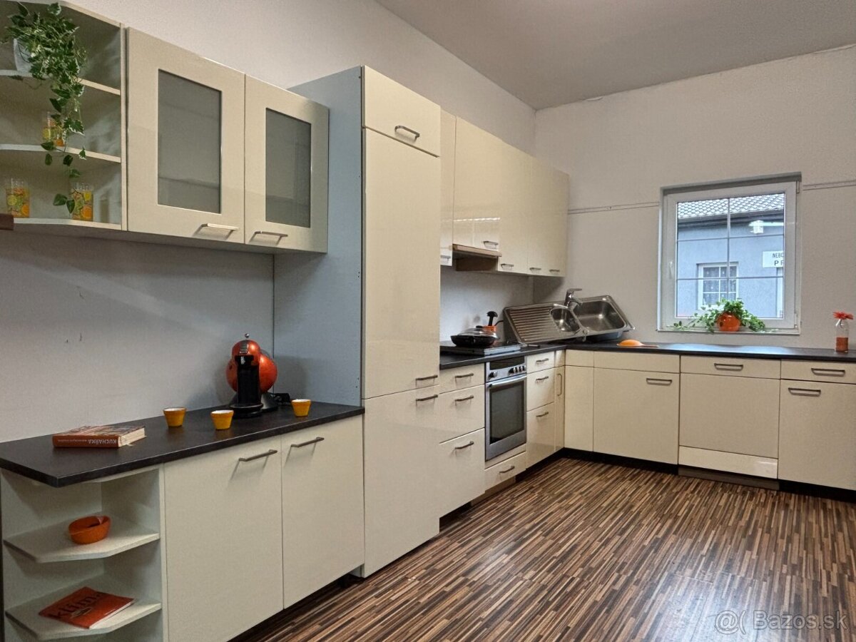Svetlá moderná kuchyňa AGNES